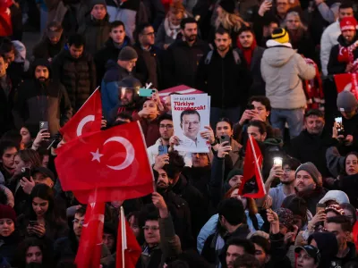 Supporters of Istanbul Mayor Ekrem Imamoglu gather outside the Istanbul Metropolitan Municipality building to protest the detention of Imamoglu, in Istanbul, Turkey, March 19, 2025. REUTERS/Dilara Senkaya