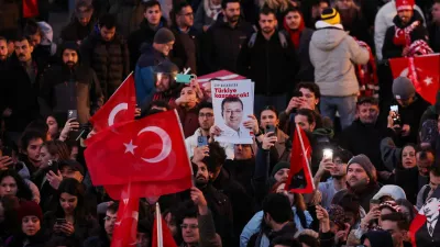 Supporters of Istanbul Mayor Ekrem Imamoglu gather outside the Istanbul Metropolitan Municipality building to protest the detention of Imamoglu, in Istanbul, Turkey, March 19, 2025. REUTERS/Dilara Senkaya