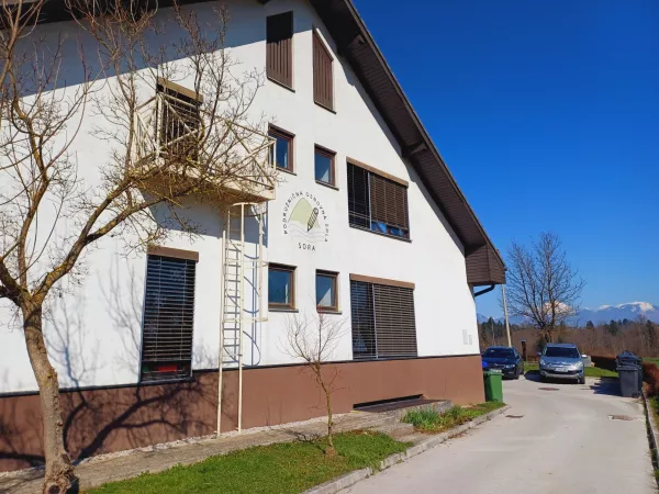 Po postavitvi sončne elektrarne na &scaron;olsko streho se v podružnični osnovni &scaron;oli v Sori veselijo &scaron;e kolesarnice in avtobusne postaje.&nbsp;Foto:&nbsp;Tina Jereb