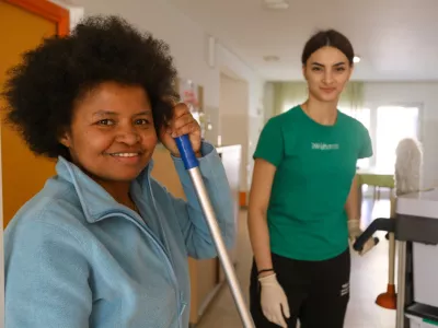 Na levi se smeji Hely, ki je v dom starej&scaron;ih na Prevaljah pri&scaron;la z daljnega Madagaskarja. Foto: Luka Cjuha