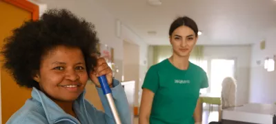 Na levi se smeji Hely, ki je v dom starejših na Prevaljah prišla z daljnega Madagaskarja. Foto: Luka Cjuha