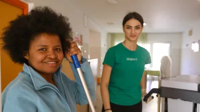 Na levi se smeji Hely, ki je v dom starej&scaron;ih na Prevaljah pri&scaron;la z daljnega Madagaskarja. Foto: Luka Cjuha