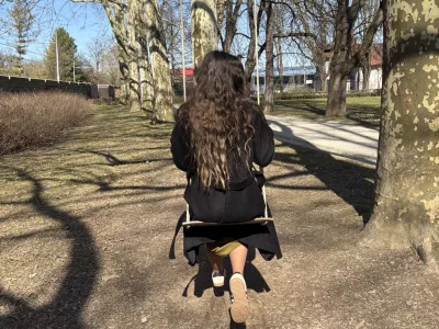 Do gugalnice, ki je name&scaron;čena na drevo v delu Tivolija ob Bleiweisovi cesti, je mogoče priti tudi s pomočjo googlovega zemljevida. Foto: Tamara Čalo&scaron;ević