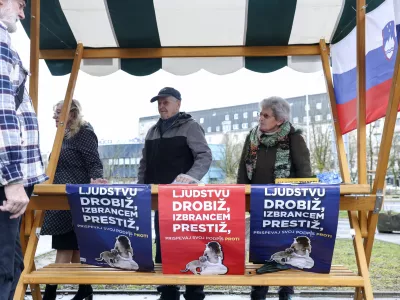 - 13.03.2025 - Janez Jan&scaron;a oddal svoj podpis PROTI PRIVILEGIJEM na Upravni enoti, Linhartova - referendum, plakati, SDS//FOTO: Jaka Gasar