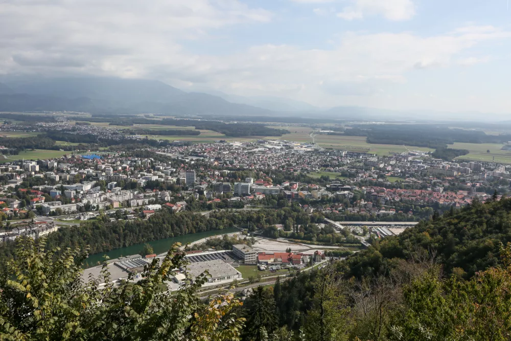 Gorenjska bolni&scaron;nica bo v Kranju (na fotografiji) in ne v Radovljici, kot je kazalo &scaron;e lani. Foto: Luka Cjuha