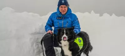 reševalec Kristian Midtgård s svojim Whiskyjem. Foto: nrk.no