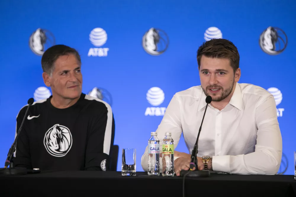 &Scaron;e kot lastnik Dallas Mavericksov je&nbsp;Mark Cuban z Dončićem leta 2021 obiskal tudi Ljubljano. / Foto: Matjaž Ru&scaron;t