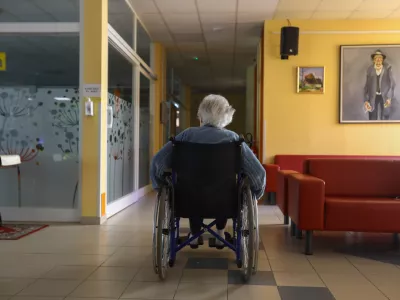 Strokovna javnost opozarja, da v zvezi z novimi pravicami do dolgotrajne oskrbe, predvsem na domu, ljudem pristojni ne bi smeli dajati obljub, ki jih ne bo mogoče izpolniti. Fotografija je simbolična. Foto: Luka Cjuha