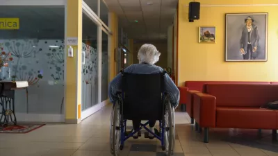 Strokovna javnost opozarja, da v zvezi z novimi pravicami do dolgotrajne oskrbe, predvsem na domu, ljudem pristojni ne bi smeli dajati obljub, ki jih ne bo mogoče izpolniti. Fotografija je simbolična. Foto: Luka Cjuha