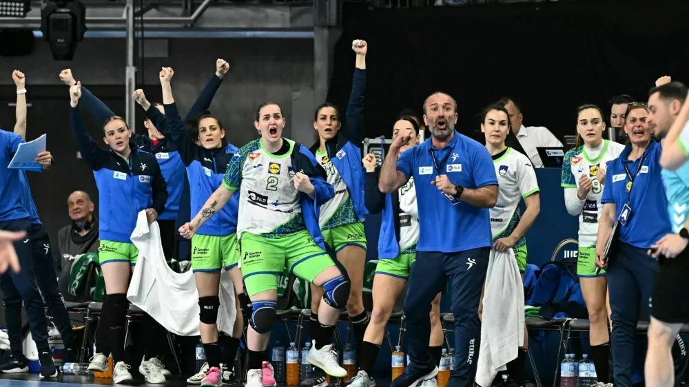 Slovenska ženska rokometna reprezentanca po uvrstitvi na OI v Pariz 