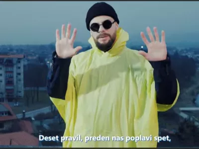 Leopold I preko razgibanih rim nagovarja poslu&scaron;alca, kako pomembna je samoza&scaron;čita pred morebitnimi poplavami. Foto posnetek zaslona/youtube