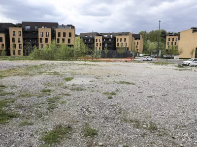 Na nepozidanem zemlji&scaron;ču v soseski Novo Brdo je sklad sprva načrtoval nestanovanjsko stavbo. Zdaj želi tam graditi oskrbovana stanovanja in knjižnico. Foto: Jaka Gasar&nbsp;