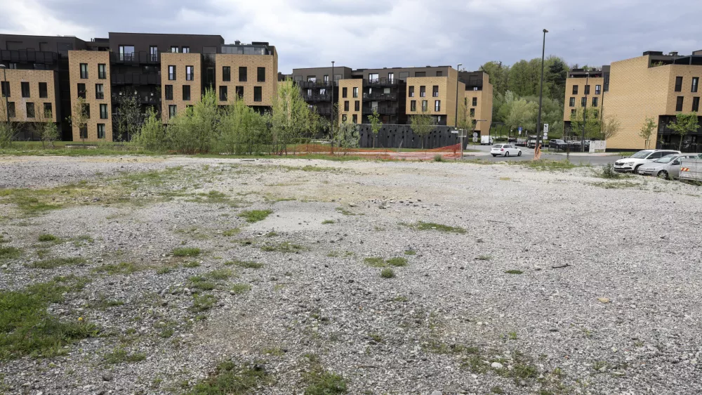 Na nepozidanem zemlji&scaron;ču v soseski Novo Brdo je sklad sprva načrtoval nestanovanjsko stavbo. Zdaj želi tam graditi oskrbovana stanovanja in knjižnico. Foto: Jaka Gasar&nbsp;