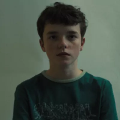 Glavni lik je 13 letni fant, ki, kot njegovi vrstniki, hodi v šoli in del življenja preživlja na spletu. / Foto: Netflix