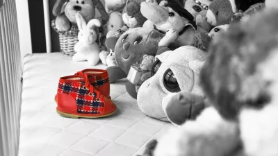 Otro&scaron;ki copatki v zibki v družbi pli&scaron;astih živali