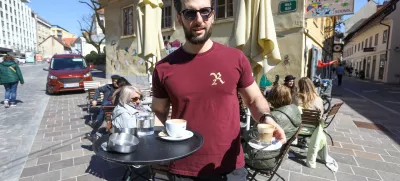 Kljub višjim cenam kave lokali ne zaznavajo manjšega obiska. Foto: Luka Cjuha