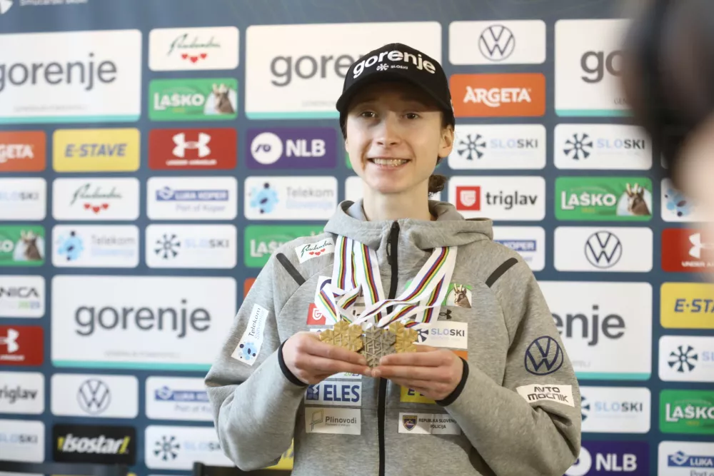 Nika Prevc10.03.2025 - novinarska konferenca mo&scaron;ke in ženske reprezentance Slovenije po velikem uspehu na včeraj končanem svetovnem prvenstvu v Trondheimu na Norve&scaron;kem - skakalci in skakalkeFoto: Luka Cjuha