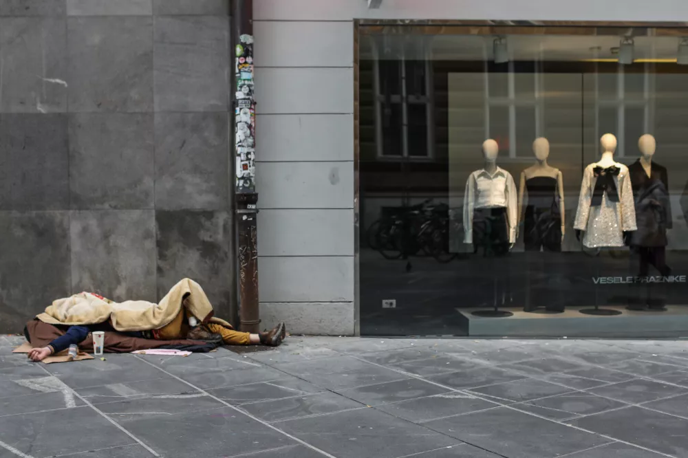 - 15.11.2023 - simbolična fotografija &ndash; brezdomci, rev&scaron;čina, tržna ekonomija, potro&scaron;ni&scaron;tvo, //FOTO: Bojan Velikonja