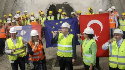 - 13.06.2022 - slavnostni dogodek preboja prvega predora Mlinarji ob gradnji drugega tira železni&scaron;ke proge Divača-Koper, govorniki bodo predsednik uprave 2TDK Pavle Hevka, minister za infrastrukturo Bojan Kumer, tur&scaron;ki minister za promet in infrastrukturo Adil Karaismailoglu, direktor družbe Kolektor CPG Kristjan Mugerli ter predsednik upravnega odbora Yapi Merkezi Basar Arioglu; pred predorom Mlinarji, ČRNI KAL //FOTO: Jaka Gasar