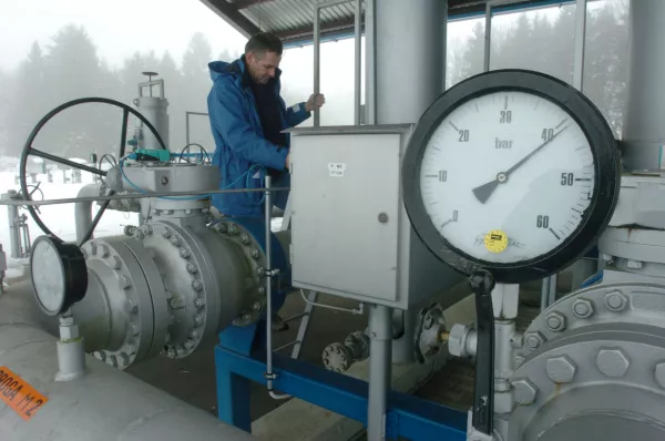 Evropske plinske zaloge bi se morale v prihodnjih mesecih povečevati. Vendar se polnjenje skladi&scaron;č ta čas ne izplača, ker je na veleprodajni terminski borzi TTF ta čas ceneje kupiti plin prihodnjo zimo kot poleti. Foto: Jaka Adamič