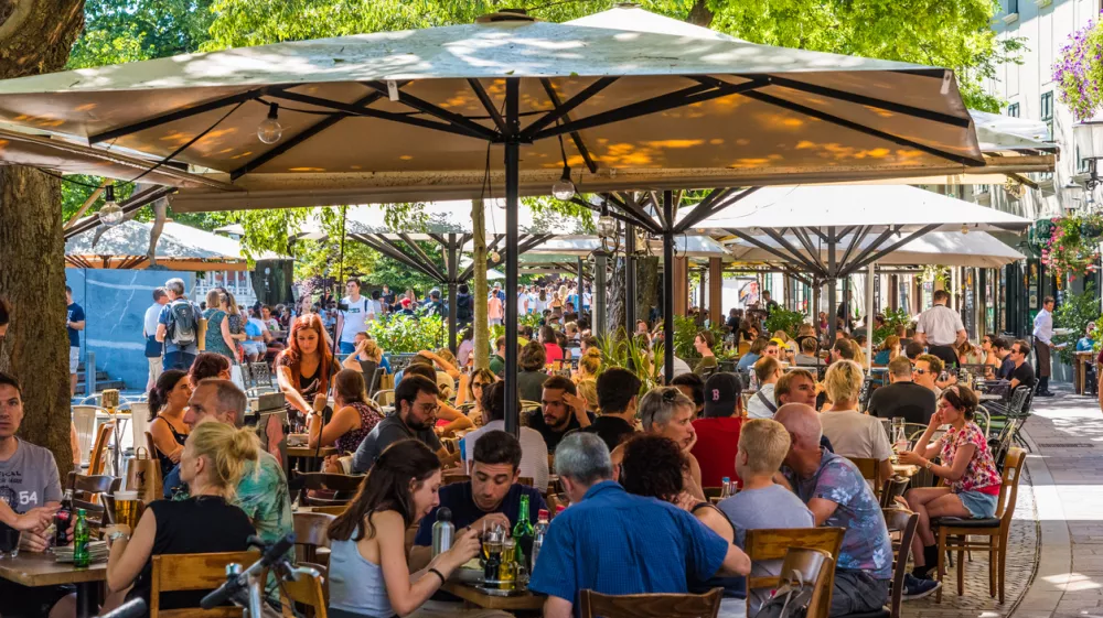 V predelih Ljubljane je gostinska ponudba cenovno in tudi drugače prilagojena le &scaron;e turistom. / Foto: Getty Images