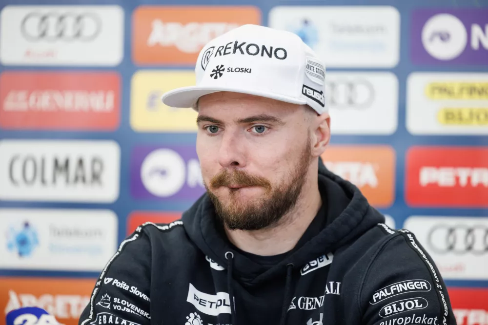 Ljubljana, SZS.Novinarska konferenca clanov reprezentance v alpskem smucanju - hitre discipline, sodelovali so tekmovalca Miha Hrobat in Nejc Naralocnik ter glavni trener hitrih disciplin Ales Brezavscek.