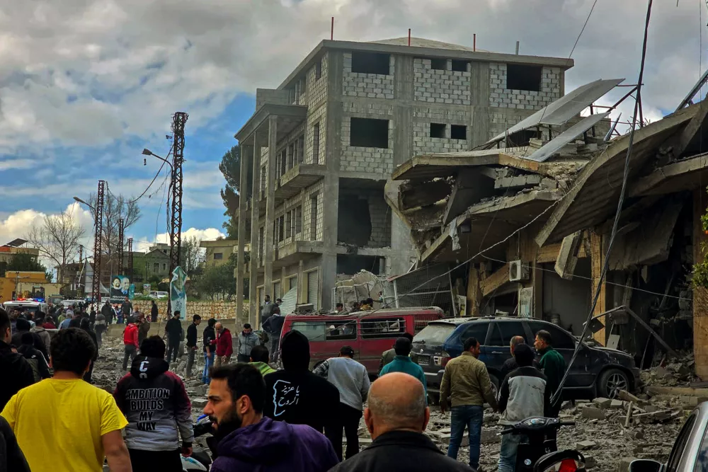 22 March 2025, Lebanon, Touline: Lebanese people inspect destruction of a building that was targeted in an Israeli air strike in the southern Lebanese village of Touline. Photo: STR/dpa