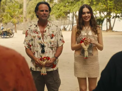 Gosta v letovi&scaron;ču, Walton Goggins in Aimee Lou Wood