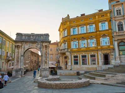Pula je bogata z muzeji, ki obiskovalcem ponujajo vpogled v zgodovino, kulturo in dedi&scaron;čino mesta. F iStock