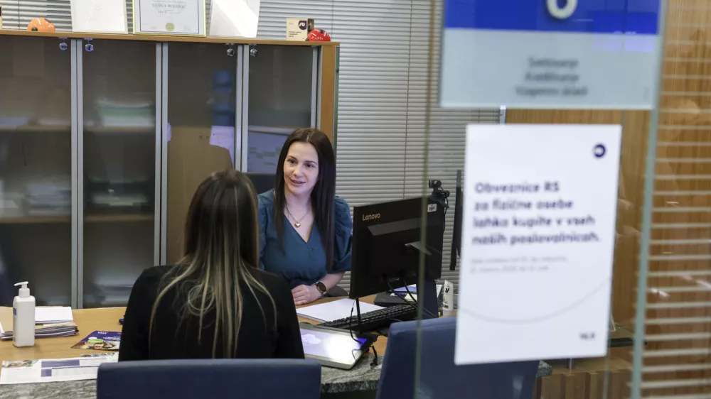 - 10.03.2025 - Na več kot 260 vpisnih mestih po državi se je pričelo vpisovanje obveznic za državljane oz t.i. ljudskih obveznic. NLB, TR3//FOTO: Jaka Gasar