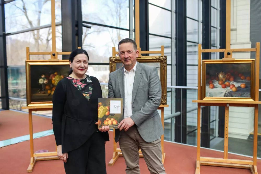 Jassmina Marijan in Matjaž Mastnak sta soavtorja knjige Sadje na slikah Narodne galerije. Foto: Bojan Velikonja