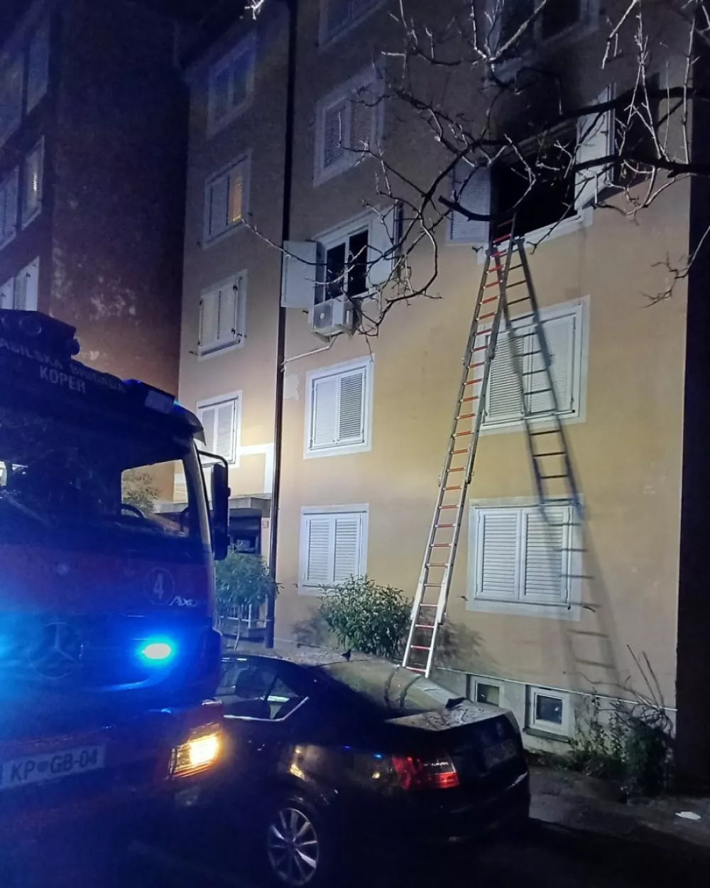 Požar v bloku na Markovcu. Foto: GB Koper
