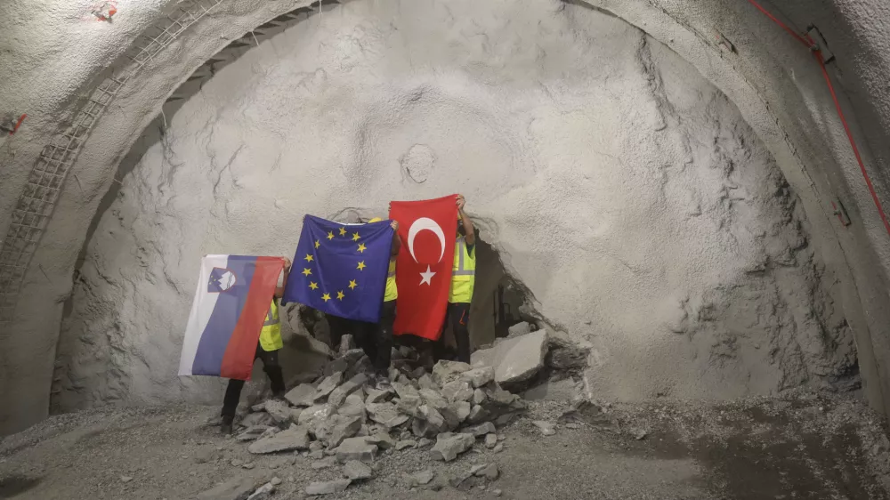 - 13.06.2022 - slavnostni dogodek preboja prvega predora Mlinarji ob gradnji drugega tira železni&scaron;ke proge Divača-Koper, govorniki bodo predsednik uprave 2TDK Pavle Hevka, minister za infrastrukturo Bojan Kumer, tur&scaron;ki minister za promet in infrastrukturo Adil Karaismailoglu, direktor družbe Kolektor CPG Kristjan Mugerli ter predsednik upravnega odbora Yapi Merkezi Basar Arioglu; pred predorom Mlinarji, ČRNI KAL //FOTO: Jaka Gasar