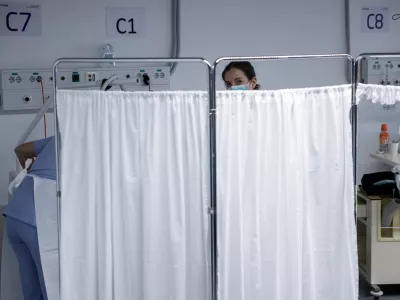 - simbolična fotografija - zdravstvo, zdravnik, medicinska sestra, medicinsko osebje, pacient, bolnica, bolni&scaron;nica- 12.03.2025 - ministrica za zdravje Valentina Prevolnik Rupel si je na delovnem obisku v Univerzitetnem kliničnem centru (UKC) ogledala tekoče investicije//FOTO: Jaka Gasar