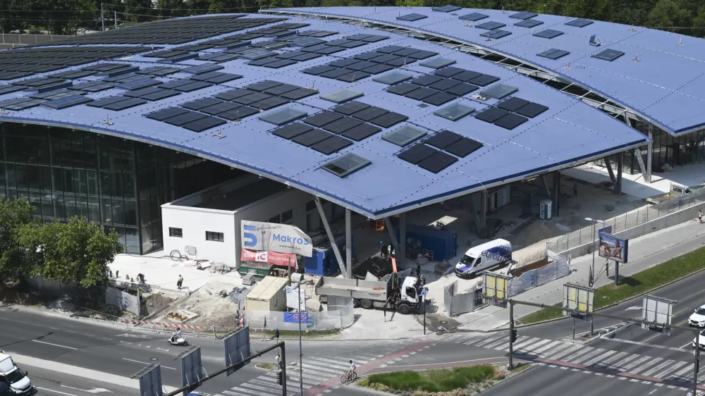 Sončne celice18.07.2024 - Gradnja bazena Ilirija. kopali&scaron;če IlirijaFOTO: Nik Erik Neubauer