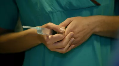 - injekcija - - 23.03.2015 - Ortopedska klinika UKC v Ljubljani - Oddelek za artroskopijo in po&scaron;kodbe pri &scaron;portu - operacija nožnega palca (haluks valgus), - operacijska dvorana - - kirur&scaron;ki operativni poseg - zdravstvo //FOTO: Tomaž Skale