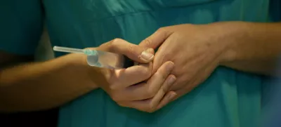 - injekcija - - 23.03.2015 - Ortopedska klinika UKC v Ljubljani - Oddelek za artroskopijo in poškodbe pri športu - operacija nožnega palca (haluks valgus), - operacijska dvorana - - kirurški operativni poseg - zdravstvo //FOTO: Tomaž Skale