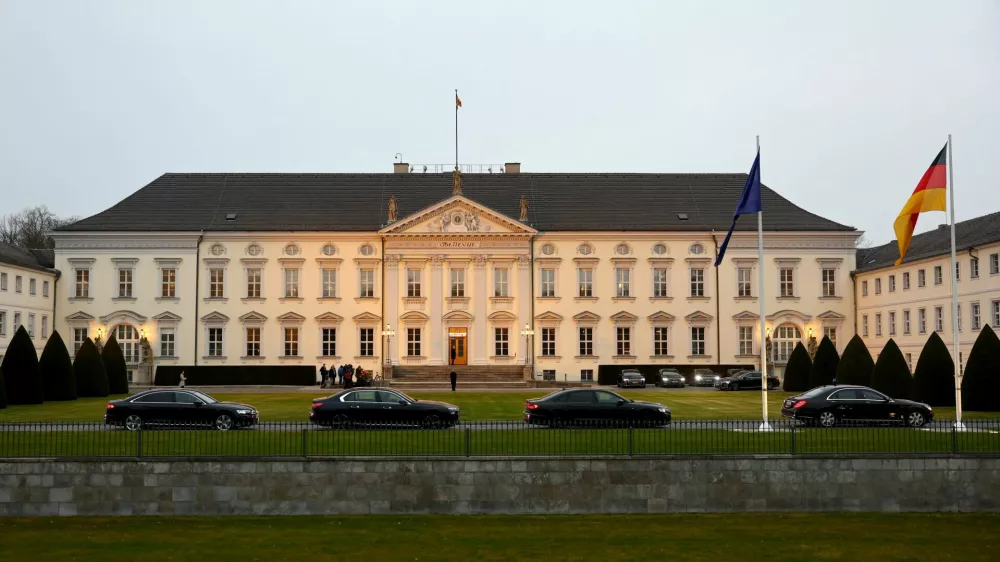 Limousines carrying Germany's outgoing ministers arrive for a dismissal ceremony following the inaugural session of the new German lower house of parliament, the Bundestag, at the Bellevue Palace, in Berlin, Germany, March 25, 2025. REUTERS/Fabrizio Bensch