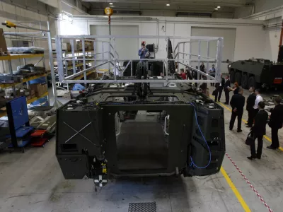 - Tovarna Gorenje INDOP &Scaron;o&scaron;tanj, del proizvodnje - oklepno kolesno vozilo 8 x 8 Patria za potrebe Slovenske vojske (SV)- leto in pol od začetka proizvodnje slovenskih osemkolesnikov poročali o rezultatihna področjih prenosa tehnologije, razvoja in proizvodnje oklepnih vozil  /FOTO: Bojan VelikonjaOPOMBA: ZA OBJAVO V ČASOPISU DNEVNIK