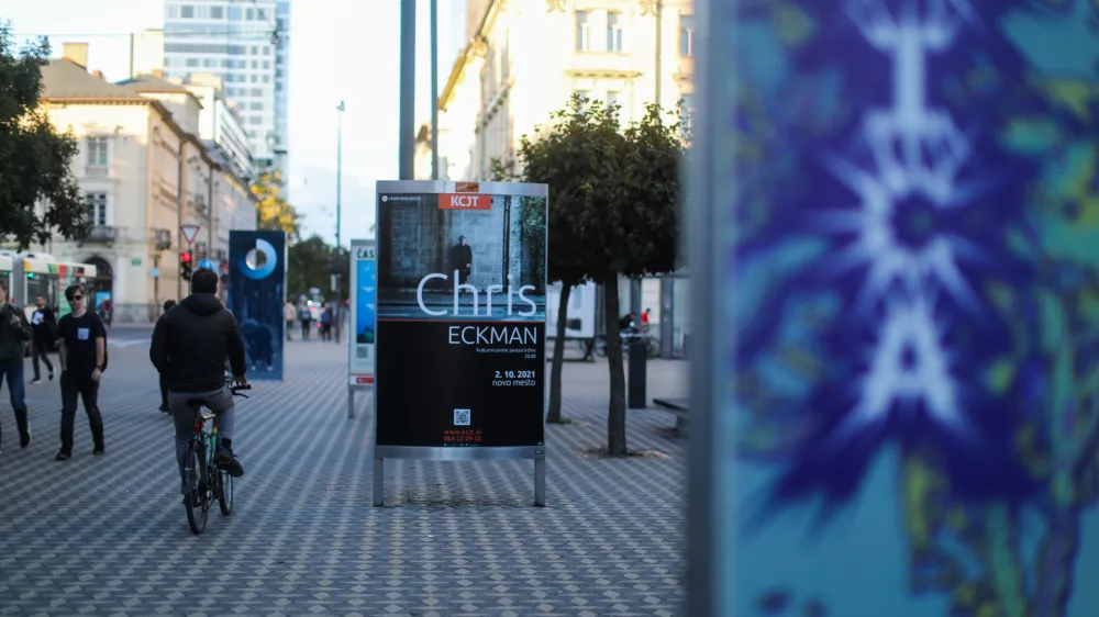 - 30.09.2021 &ndash; mestni plakati družbe TAM-TAM v Ljubljani - oglasni raklamni panoji - plakatiranje - ogla&scaron;evanje &ndash; plakatiranje - plo&scaron;čad Trg Ajdov&scaron;čina pri Metalki  -  //FOTO: Bojan Velikonja