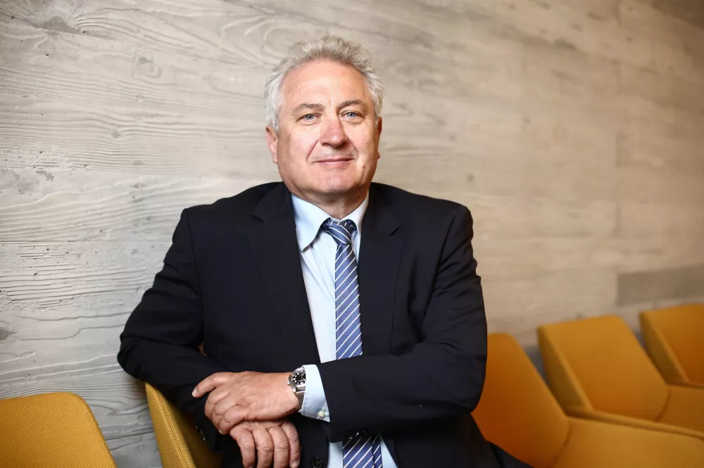 Prim. mag. Andrej &Scaron;ikovec, dr. med., specialist splo&scaron;ne in žilne kirurgije, sustanovitelj in direktor Kirur&scaron;kega centra Avelana (Foto: Jernej Lasič)