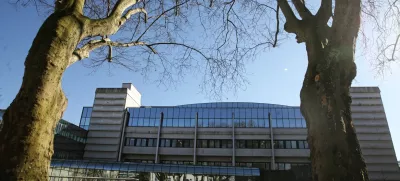 Poleg Onkološkega inštituta (na fotografiji je obstoječa stavba) bi lahko na novi lokaciji zrasle tudi druge stavbe za potrebe zdravstva. Na Litijski cesti, ki neuradno velja za verjetno možnost, bi bila utesnjenost bistveno manjša kot na Zaloški.
Foto: Luka Cjuha 