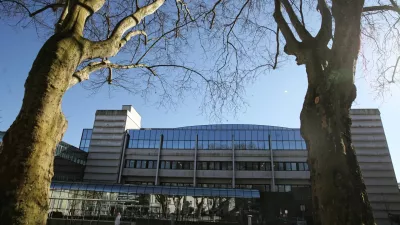 Poleg Onkolo&scaron;kega in&scaron;tituta (na fotografiji je obstoječa stavba) bi lahko na novi lokaciji zrasle tudi druge stavbe za potrebe zdravstva. Na Litijski cesti, ki neuradno velja za verjetno možnost, bi bila utesnjenost bistveno manj&scaron;a kot na Zalo&scaron;ki.
Foto: Luka Cjuha&nbsp;