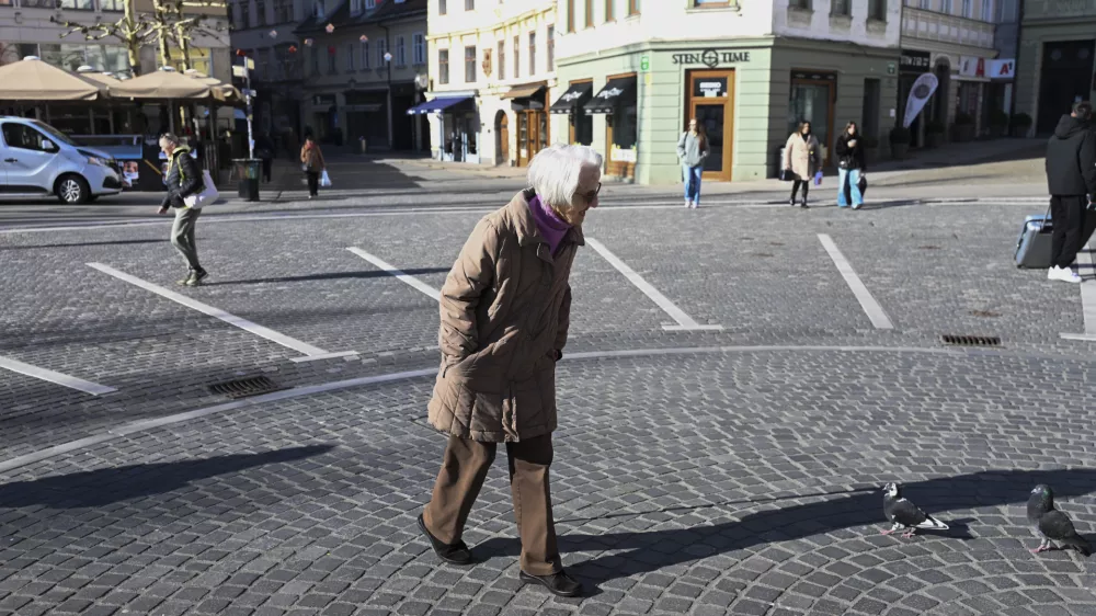 Vlada je na zadnjo sejo pogajalske skupine o pokojninski reformi po neuradnih informacijah pri&scaron;la tudi s predlogom o uvedbi zimskega dodatka. Fotografija je simbolična. Foto: Nik Erik Neubauer