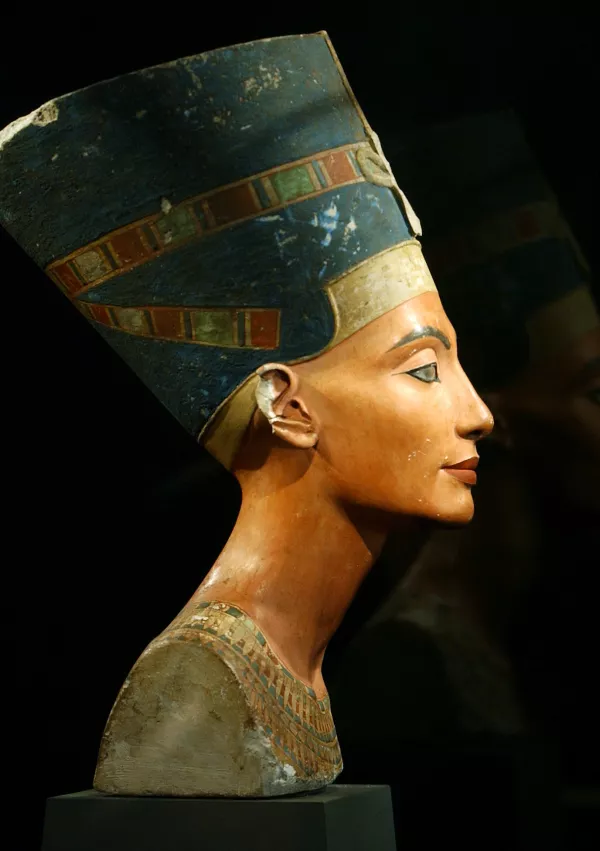 (dpa) - The bust of Egyptian Queen Nefertiti (1,340 B.C., 18th dynasty) pictured in her showcase at the Egyptian Museum in Berlin, Germany, 10 February 2005. Nefertiti will be on display at her new place on the 'Museumsinsel' (island of museums) starting on 3 August 2005. The collection will move from 'Charlottenburg' (Charlotten castle) to the 'Alte Museum' (old museum).,Image: 73620214, License: Rights-managed, Restrictions:, Model Release: no / Foto: Profimedia