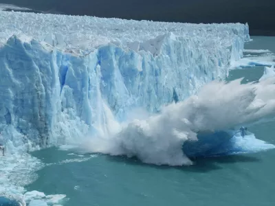 Spectacular collapse of an ice column in the Perito Moreno Glacier. It is part of a sequence of photographs. (3/3). / Foto: Paula Mateu