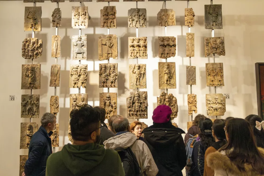 Broni iz Benina v Britanskem muzeju. Kipci in reliefi, ki so jih kolonialisti ukradli med plenjenjem kraljestva Benin (na ozemlju dana&scaron;nje Nigerije), se počasi le vračajo v izvorno državo.&nbsp;/ Foto: Profimedia