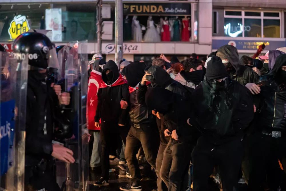 26 March 2025, Turkey, Ankara: Police and protesters confront each other during a demonstration against the arrest of the mayor of Istanbul, opposition politician Ekrem Imamoglu, from the Republican People's Party. Photo: Tunahan Turhan/SOPA Images via ZUMA Press Wire/dpa