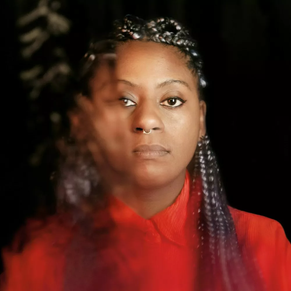 Belgijsko-nigerijska basistka Farida Amadou bo nastopila s panamsko-ameri&scaron;kim trobentačem Aquilesom Navarrom, s katerim bosta v času festivala (Ne)poslu&scaron;no vodila tudi glasbeno delavnico. Foto: Niclas Weber / arhiv glasbenice