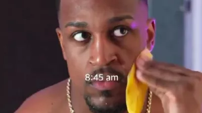 Vplivnež Ashton Hall za nego obraza uporablja bananin olupek. Foto: posnetek zaslona/TikTok